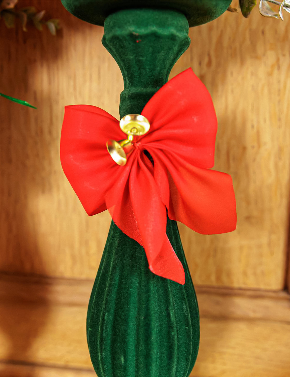 4 strikken met belletjes rood en goud 9 x 10 cm