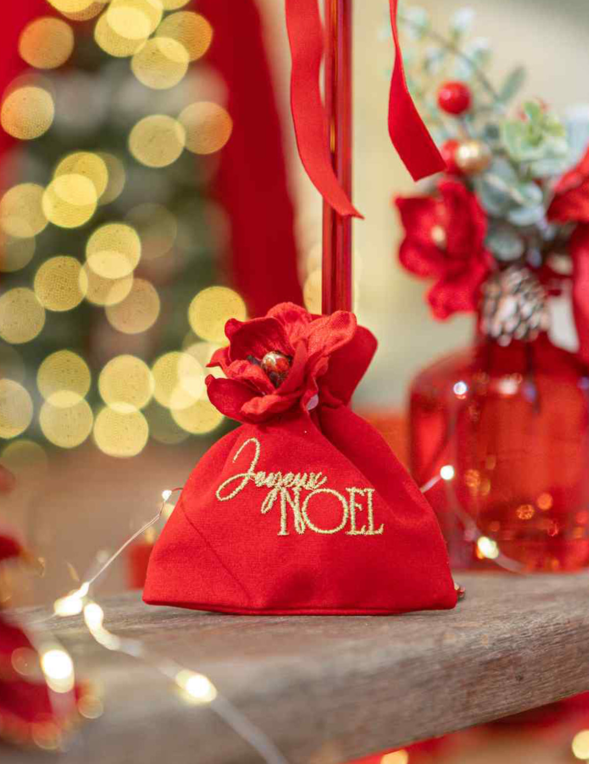 4 geschenkzakjes Joyeux Noël rood fluweel en goud 9,5 x 11,5 cm