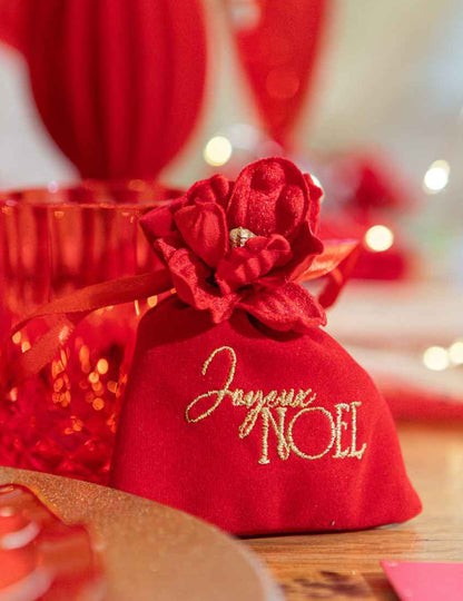 4 geschenkzakjes Joyeux Noël rood fluweel en goud 9,5 x 11,5 cm