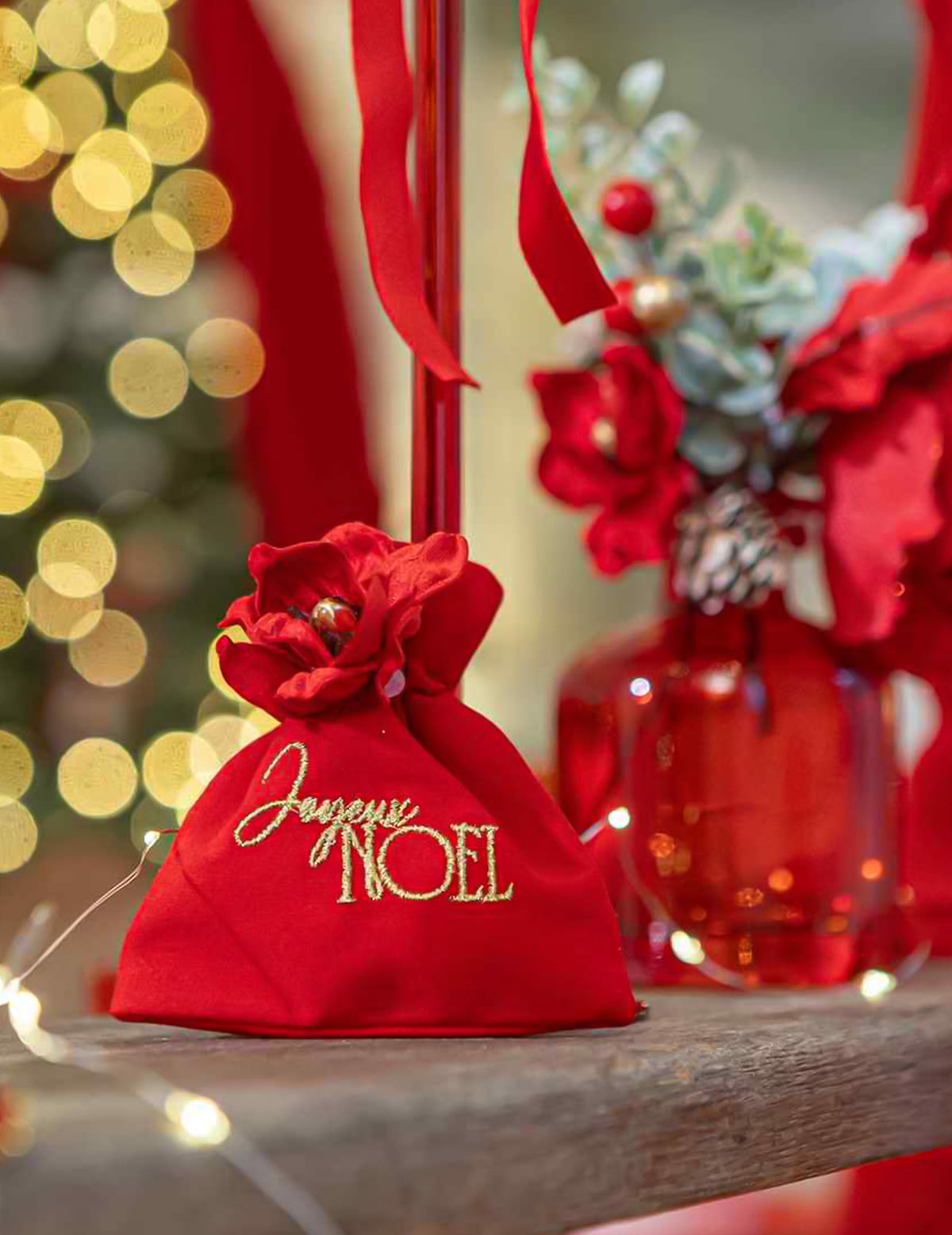 4 geschenkzakjes Joyeux Noël rood fluweel en goud 9,5 x 11,5 cm