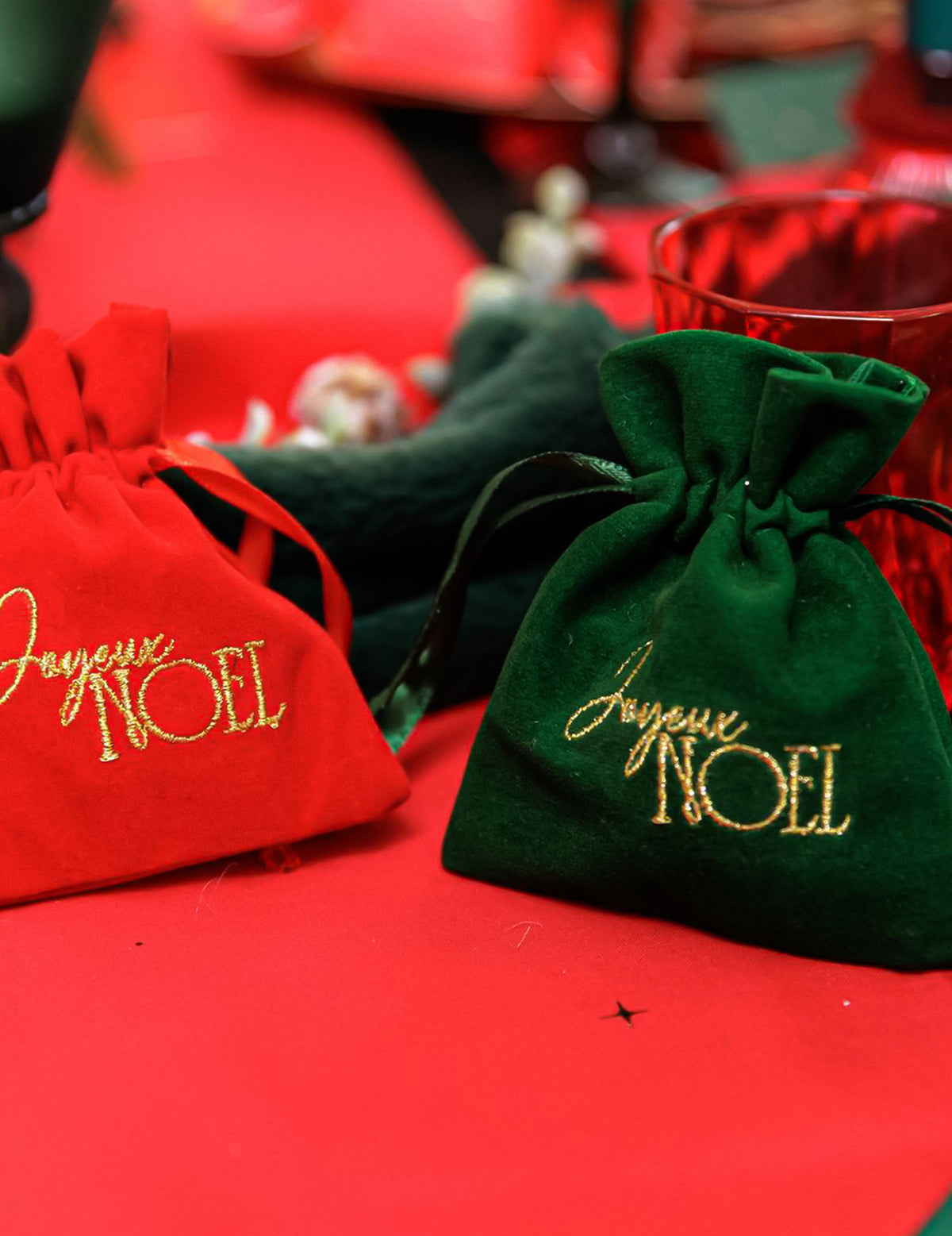 4 geschenkzakjes Joyeux Noël rood fluweel en goud 9,5 x 11,5 cm