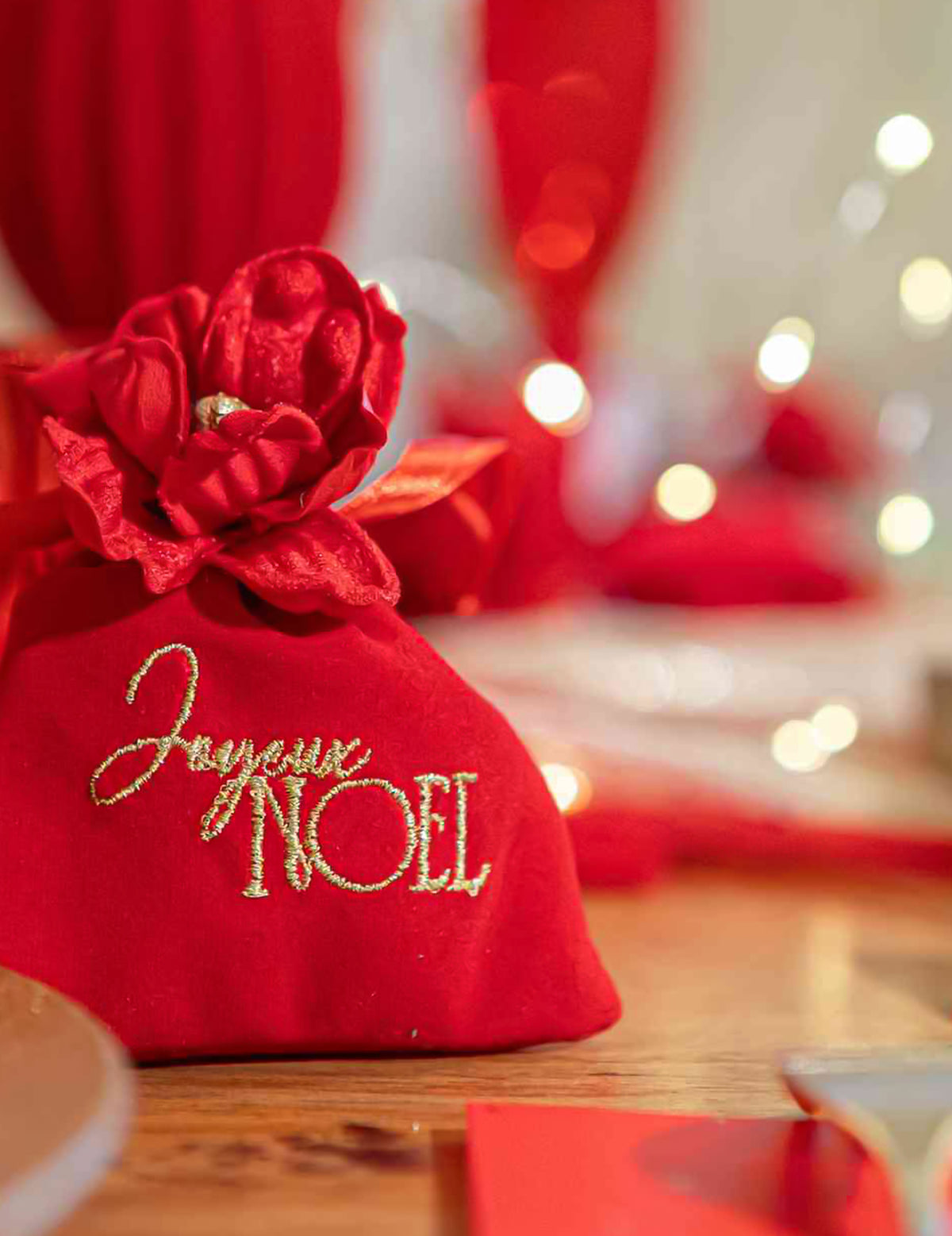 4 geschenkzakjes Joyeux Noël rood fluweel en goud 9,5 x 11,5 cm