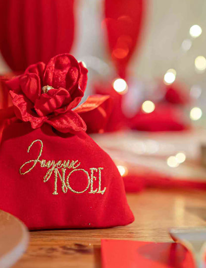 4 geschenkzakjes Joyeux Noël rood fluweel en goud 9,5 x 11,5 cm