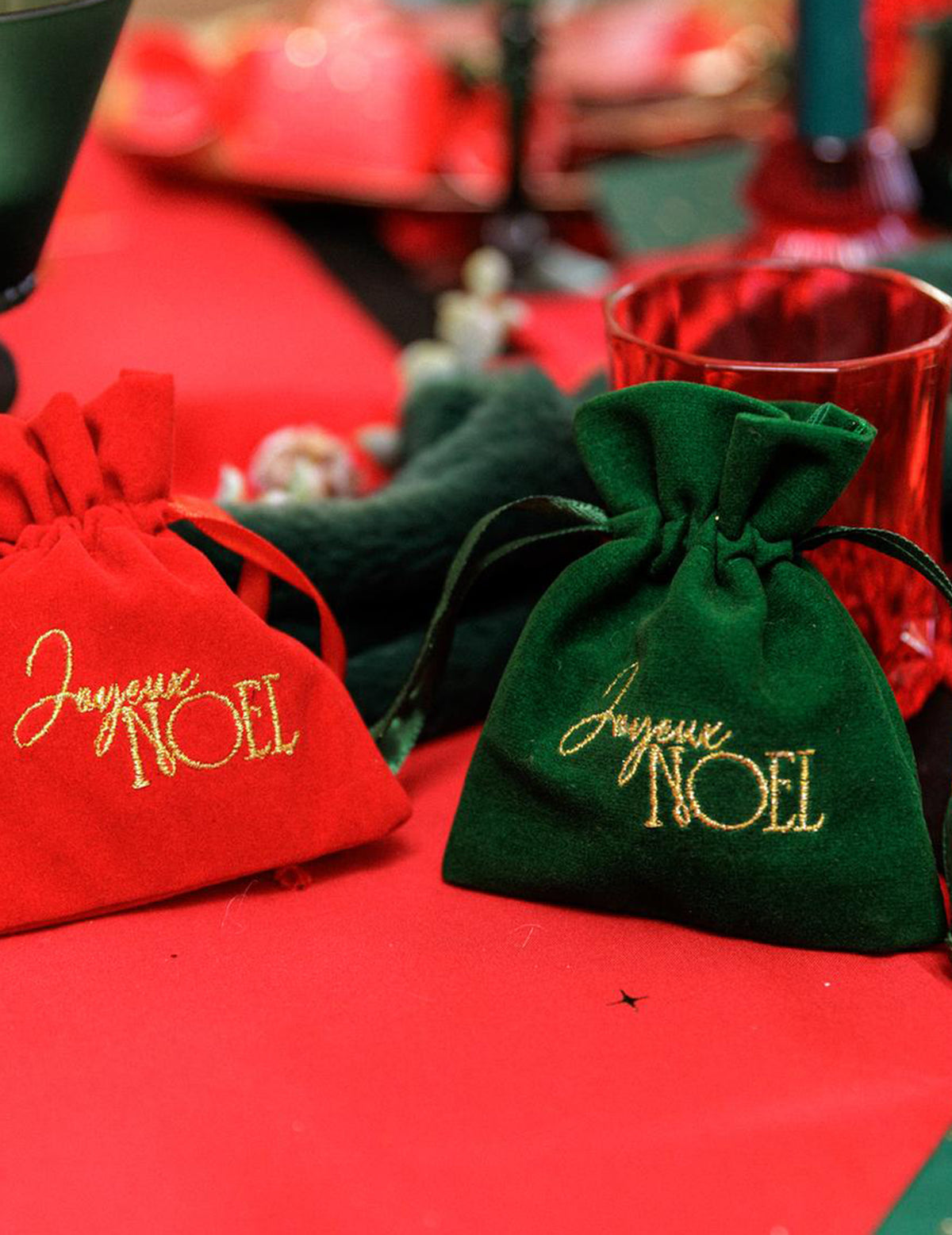 4 geschenkzakjes Joyeux Noël rood fluweel en goud 9,5 x 11,5 cm