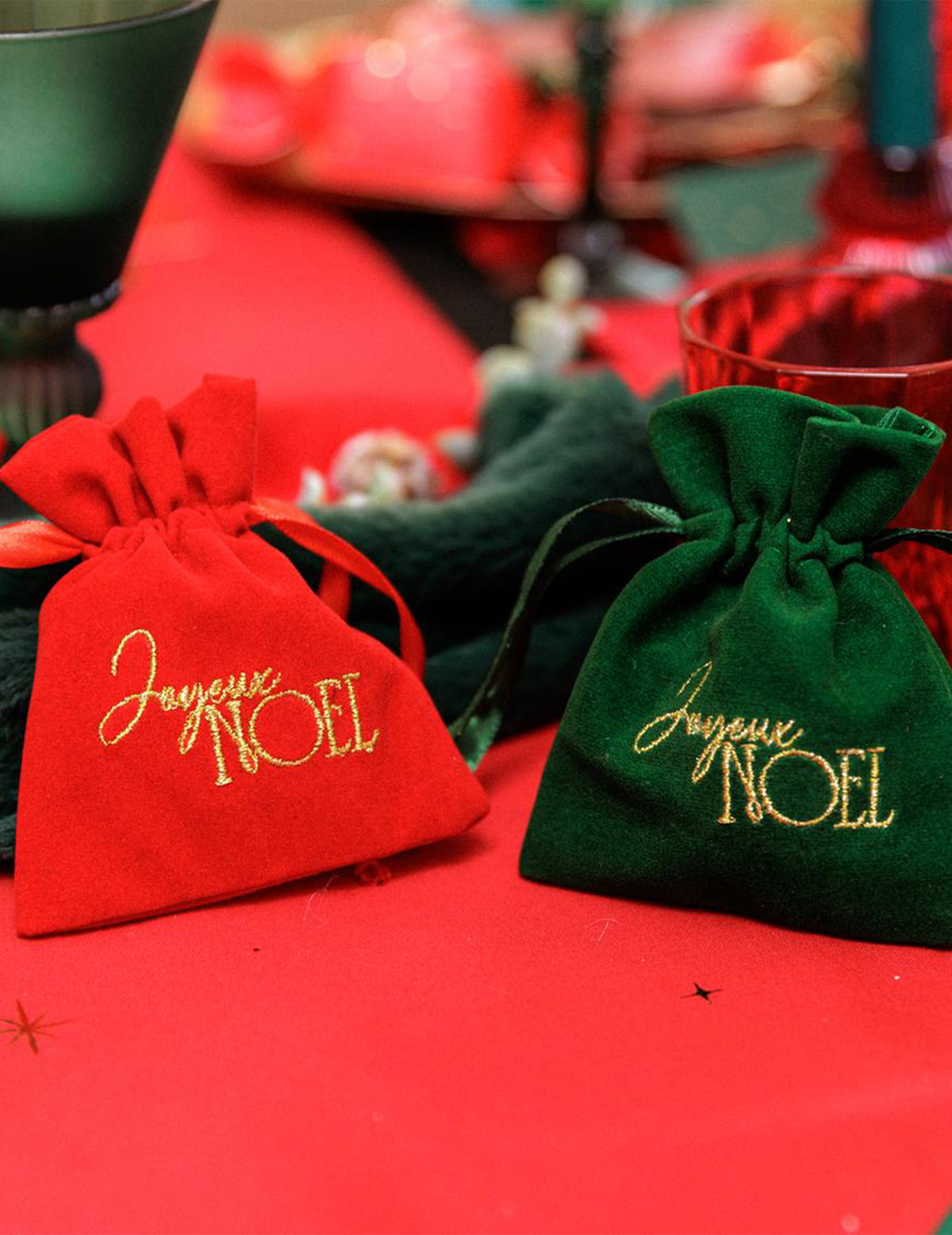 4 geschenkzakjes Joyeux Noël donkergroen fluweel en goud 9,5 x 11,5 cm