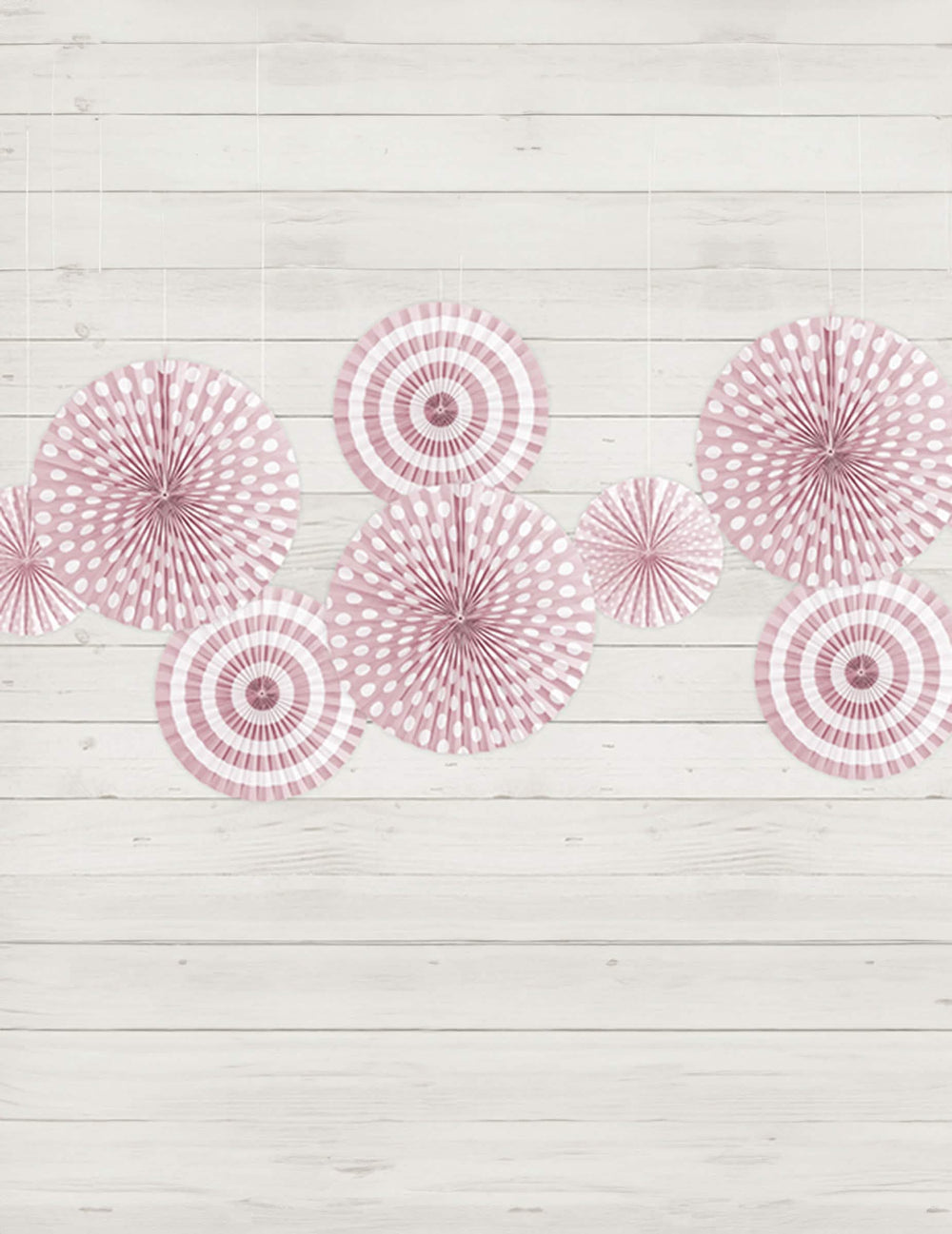 Mise en situation des rosaces en papier à pois et rayures rose clair
