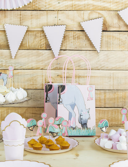 Mise en scène avec cupcakes et décoration de table du sac cadeau en papier cheval