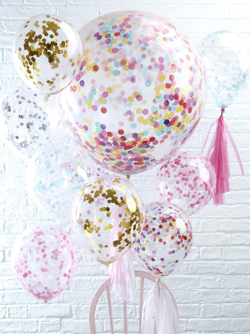 Mise en situation des ballons confettis pour fête bleu clair en latex
