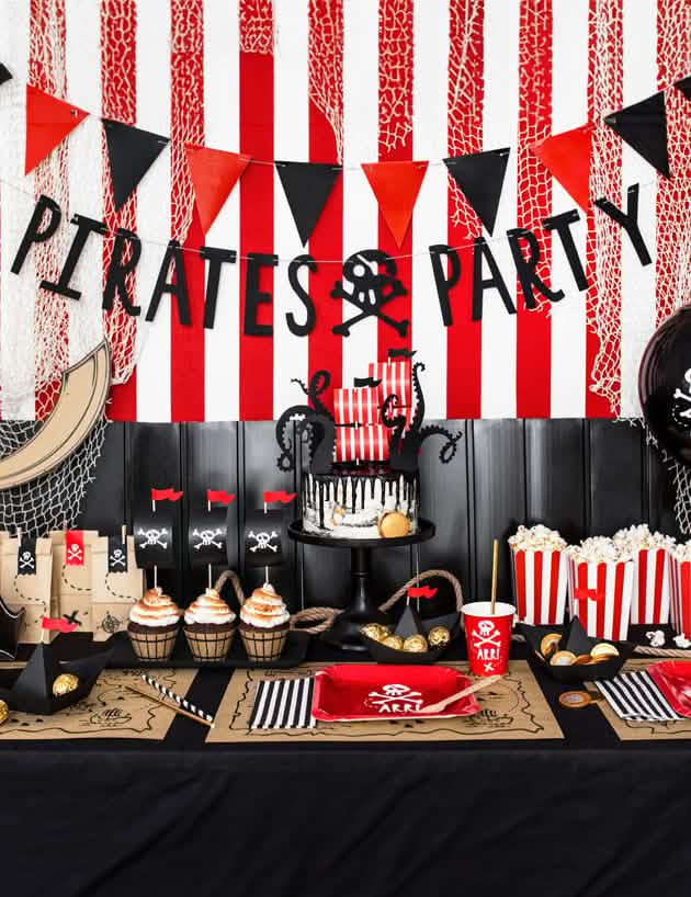 Mise en scène de la table de fête du cake toppers pirate pour fête