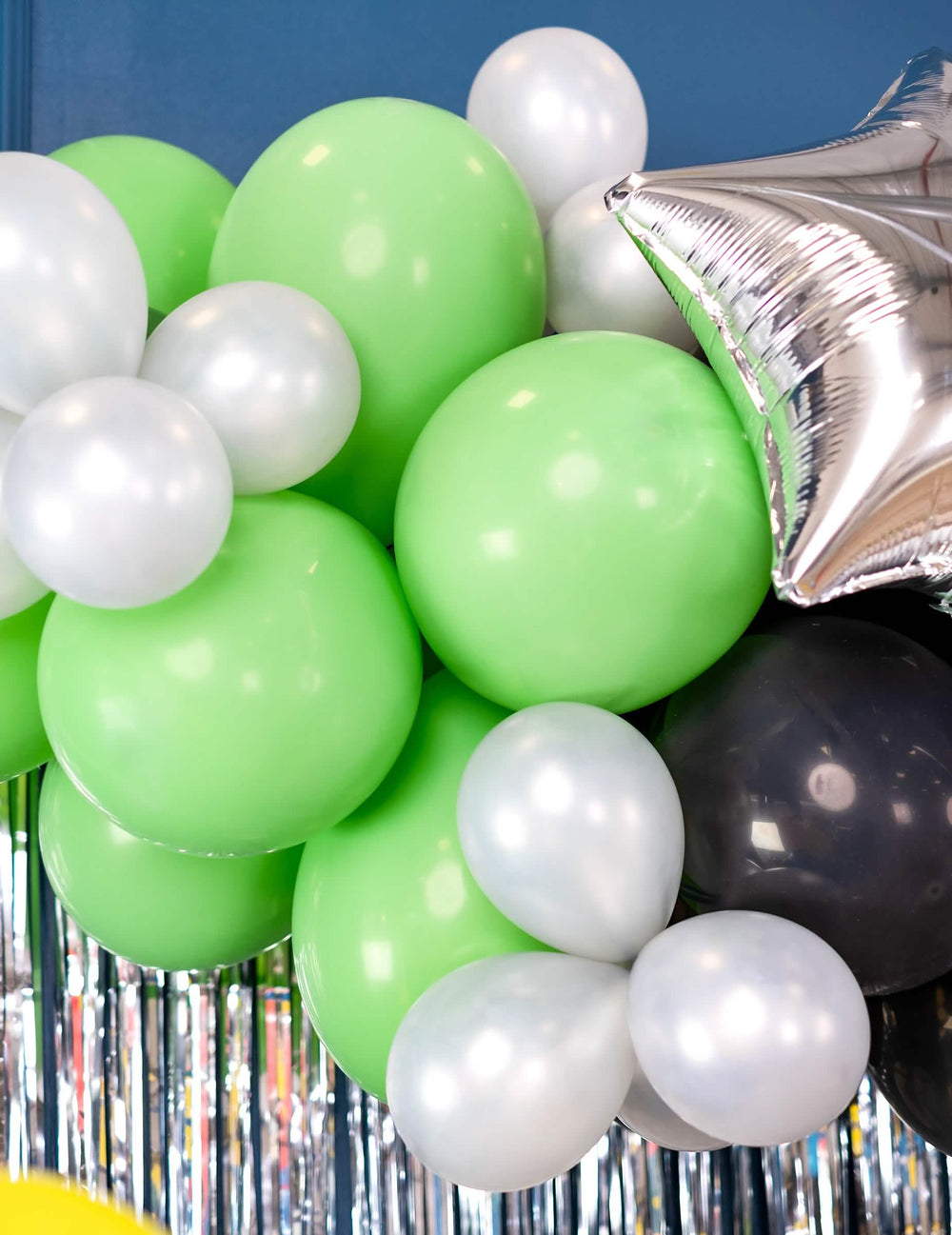 Detail van een ballonnenboog van de set van 50 ballonnen voor groene feestdecoratie