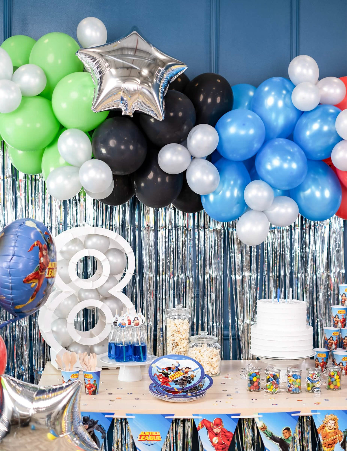 Opstelling van een verjaardagsbuffet van de set van 50 ballonnen voor groene feestdecoratie