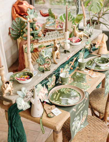 Vue d'ensemble de la table de fête avec les assiettes dinosaures joyeux anniversaire