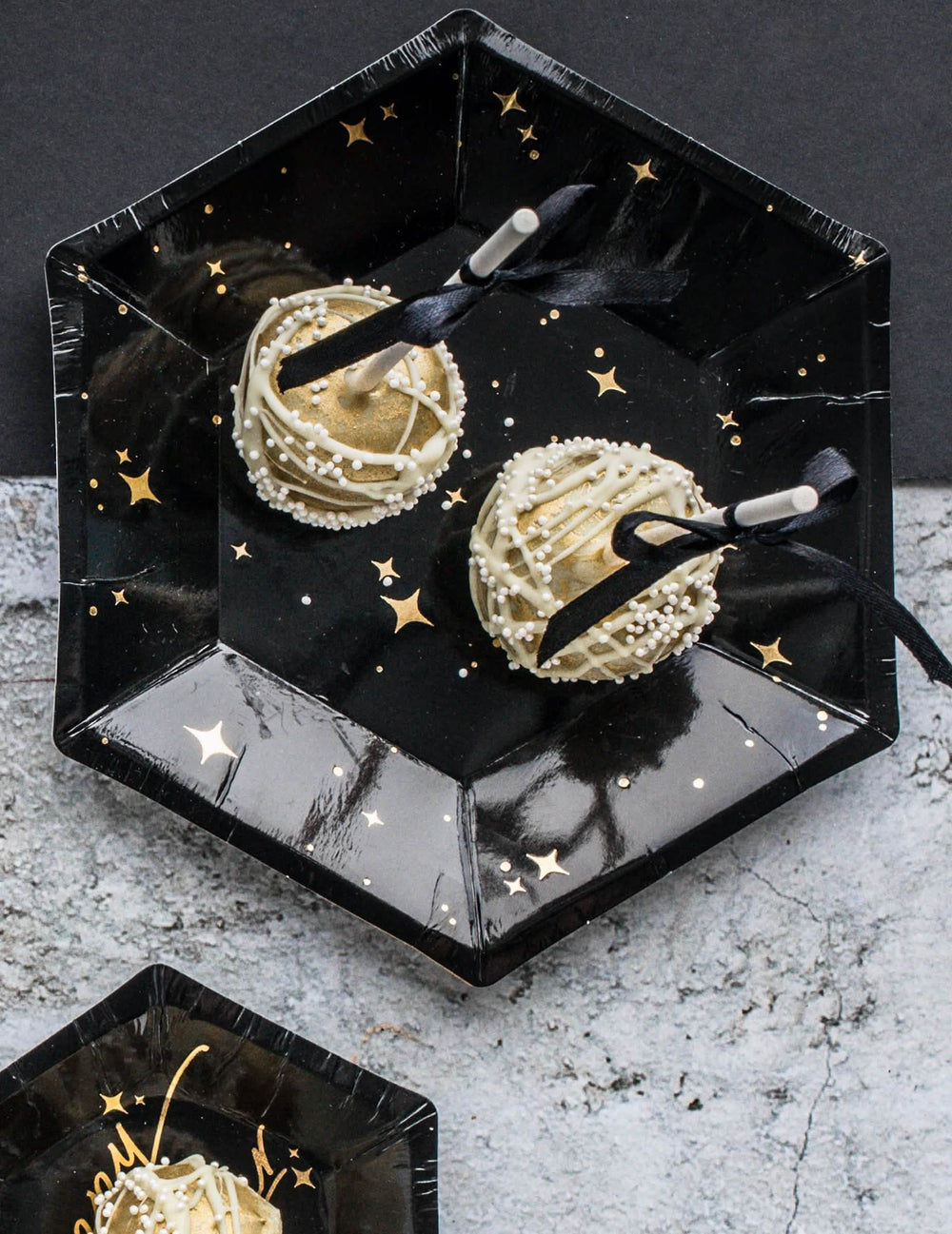 Assiettes en carton étoiles noires et dorées hexagonales