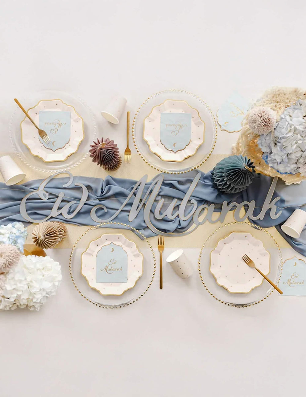 Vue de dessus avec décoration Eid Mubarak des assiettes Étoiles pour fête