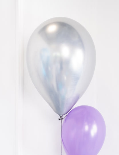 Détail de la texture satinée du Ballons en latex argentés pour fête