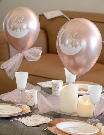 Mise en situation sur une table de fête décorée des ballons en latex Eid Mubarak
