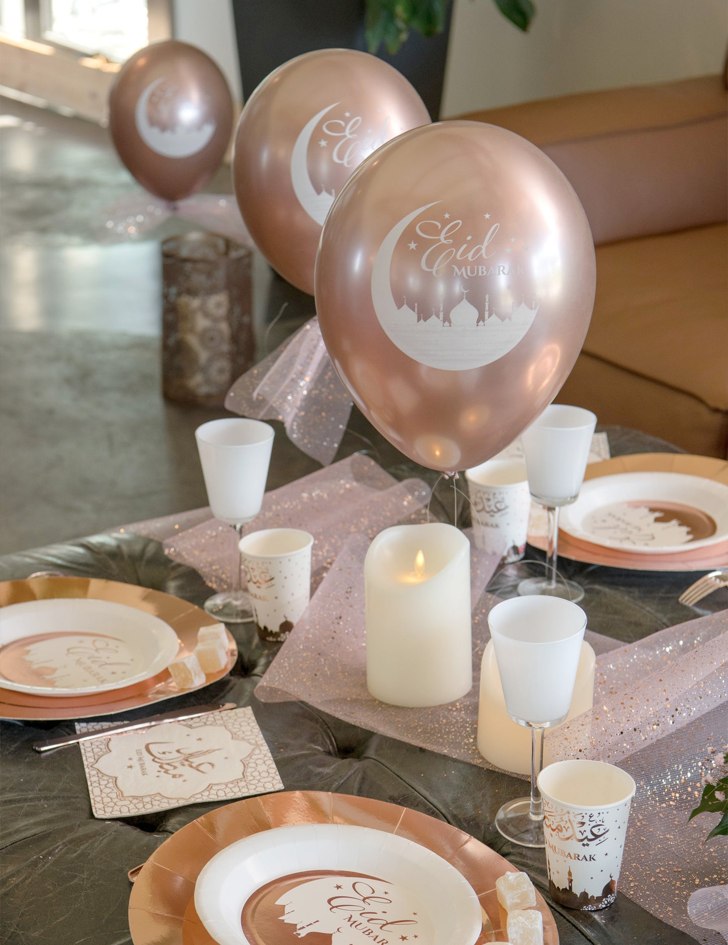 Mise en situation sur une table de fête des ballons en latex Eid Mubarak