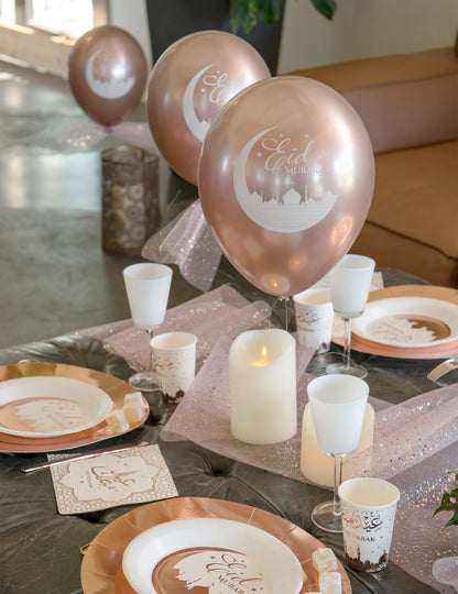 Mise en situation sur une table de fête des ballons en latex Eid Mubarak