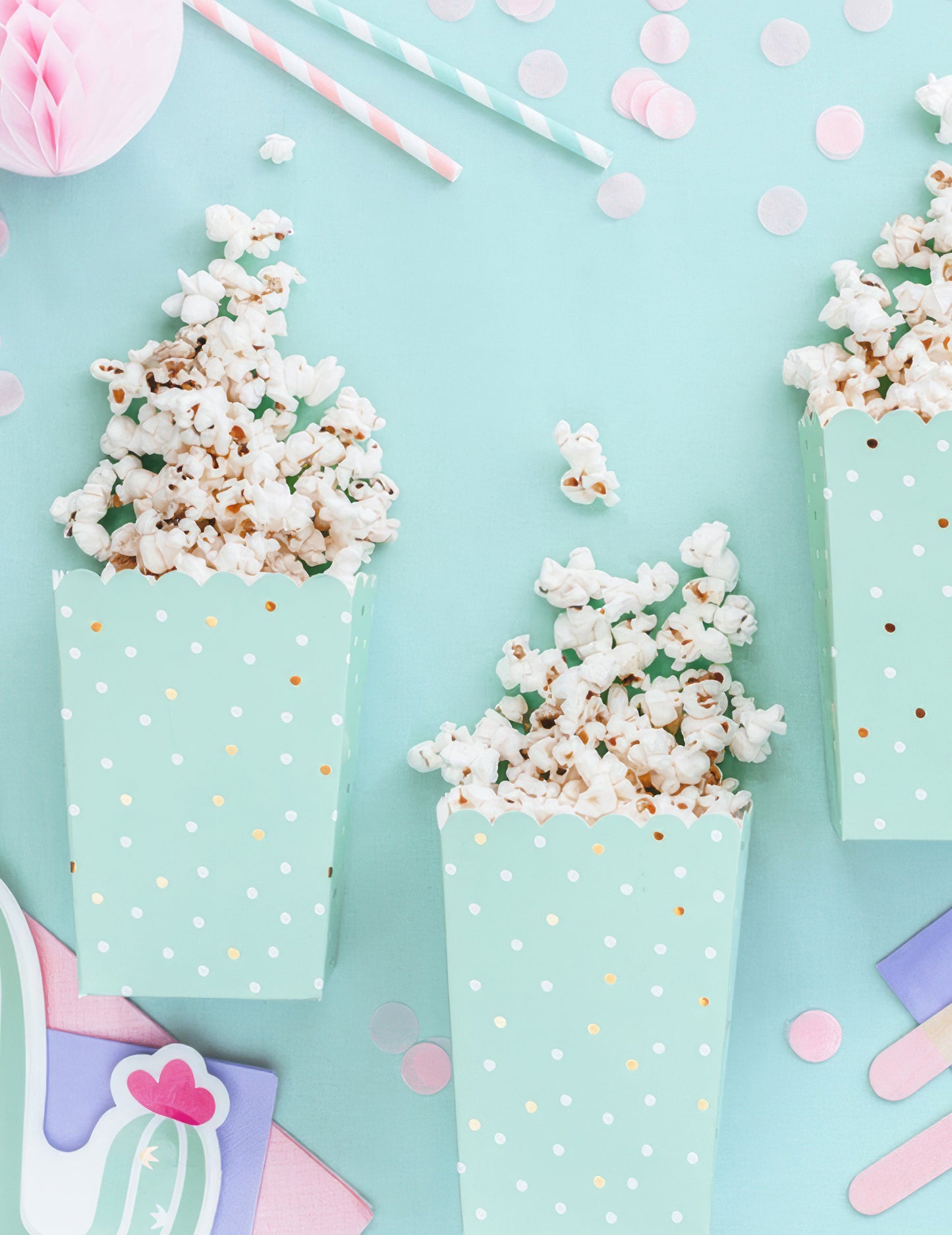 6 mintgroene popcornboxen van karton met witte en gouden stippen