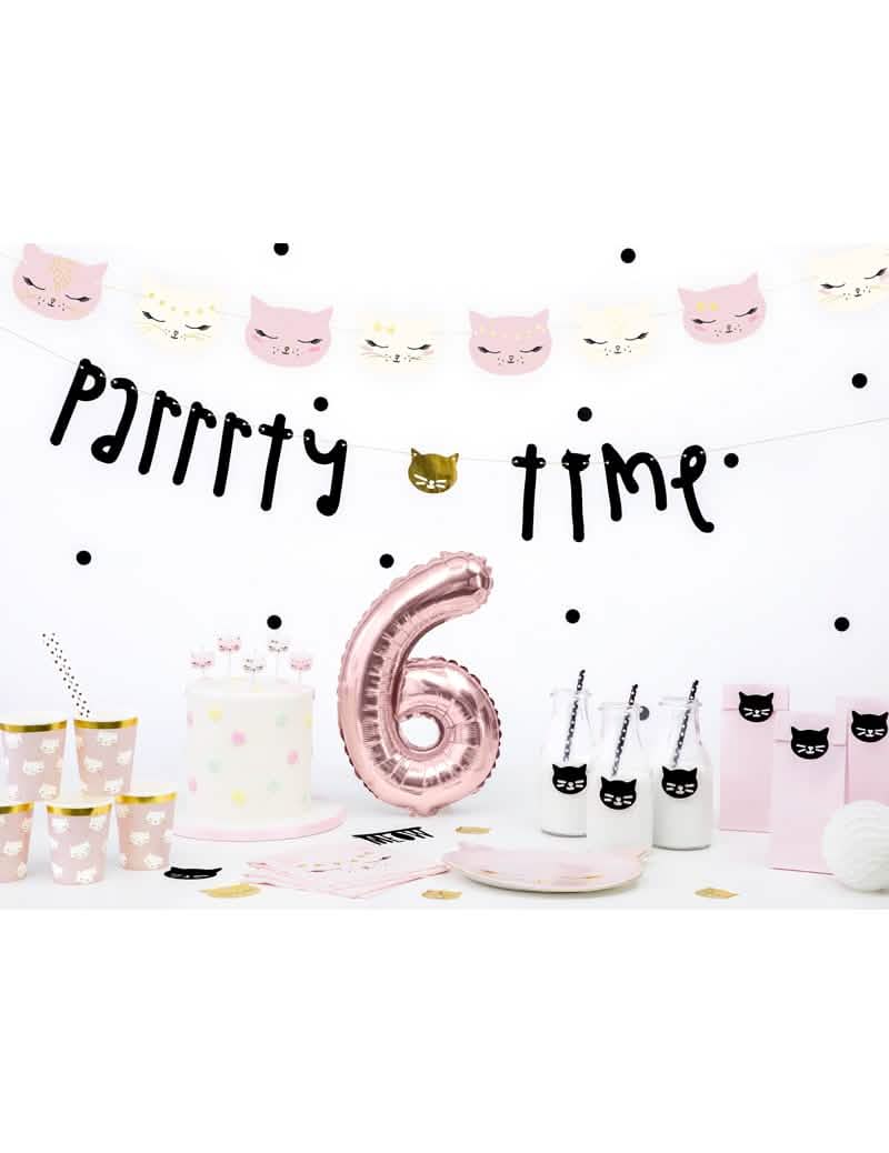 Mise en scène de la décoration de table des bougies d'anniversaire chaton