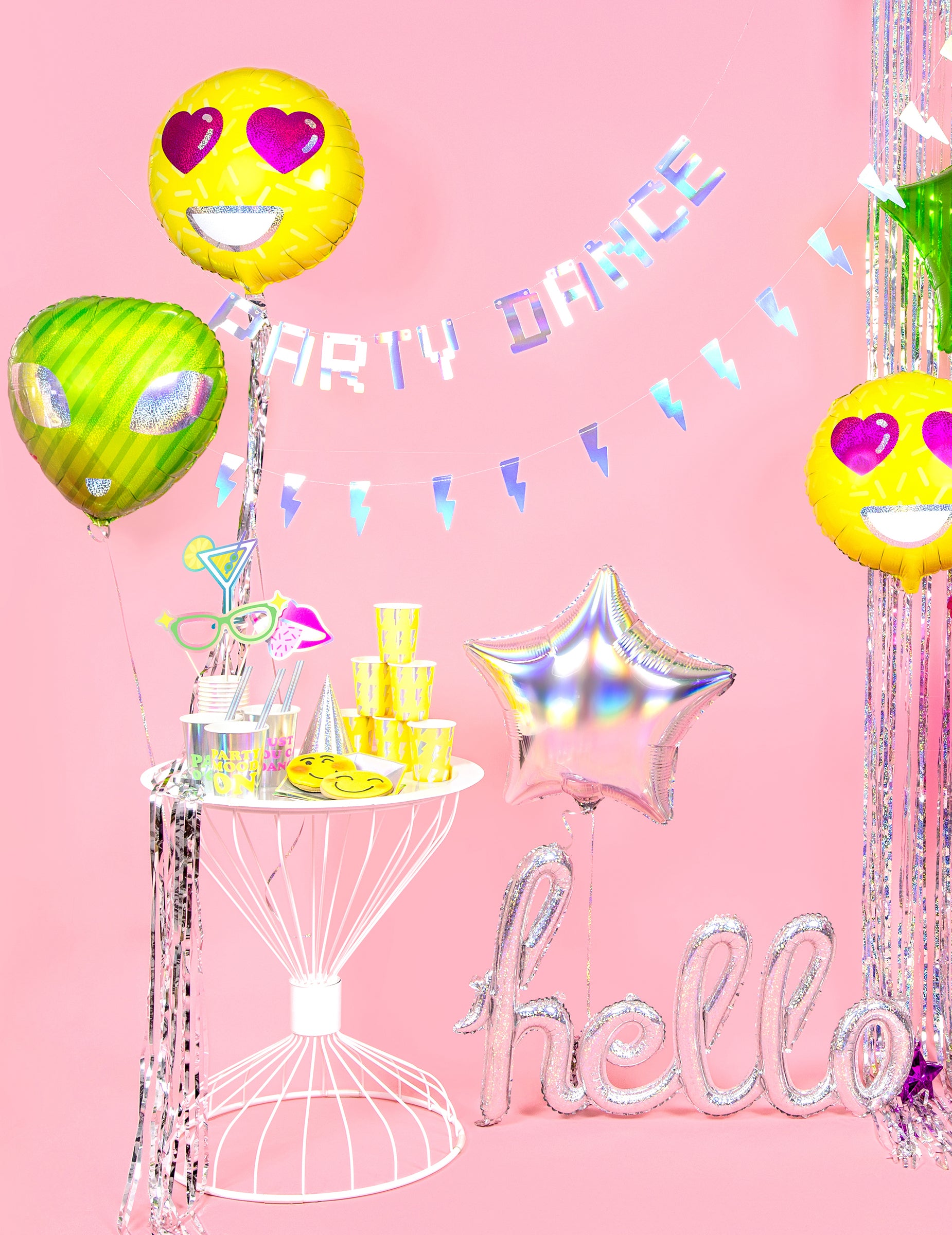 Mise en situation du chapeau de fête pour anniversaire iridescent