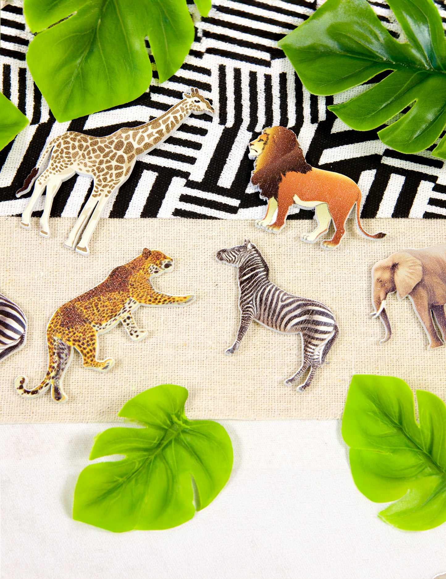 Gros plan sur les motifs du confettis de table animaux de la savane en bois