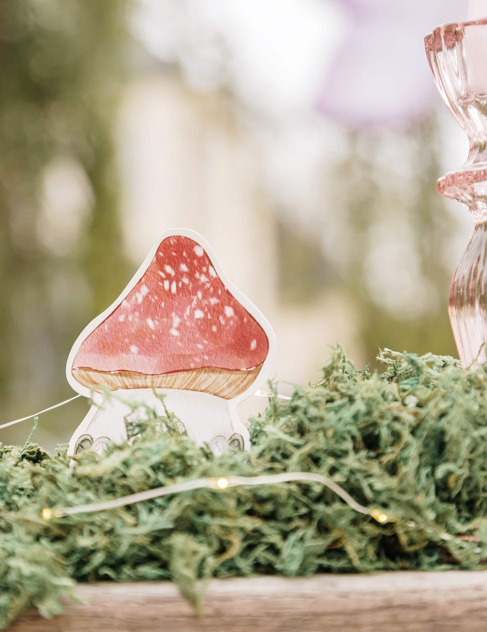 Détail d'un champignon en papier des 6 décorations à poser fée