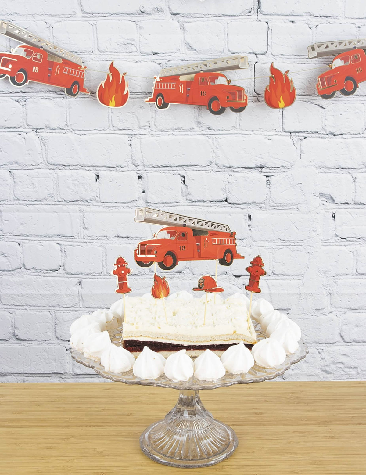 Toppers op een taart met 6 taartdecoraties Brandweerman