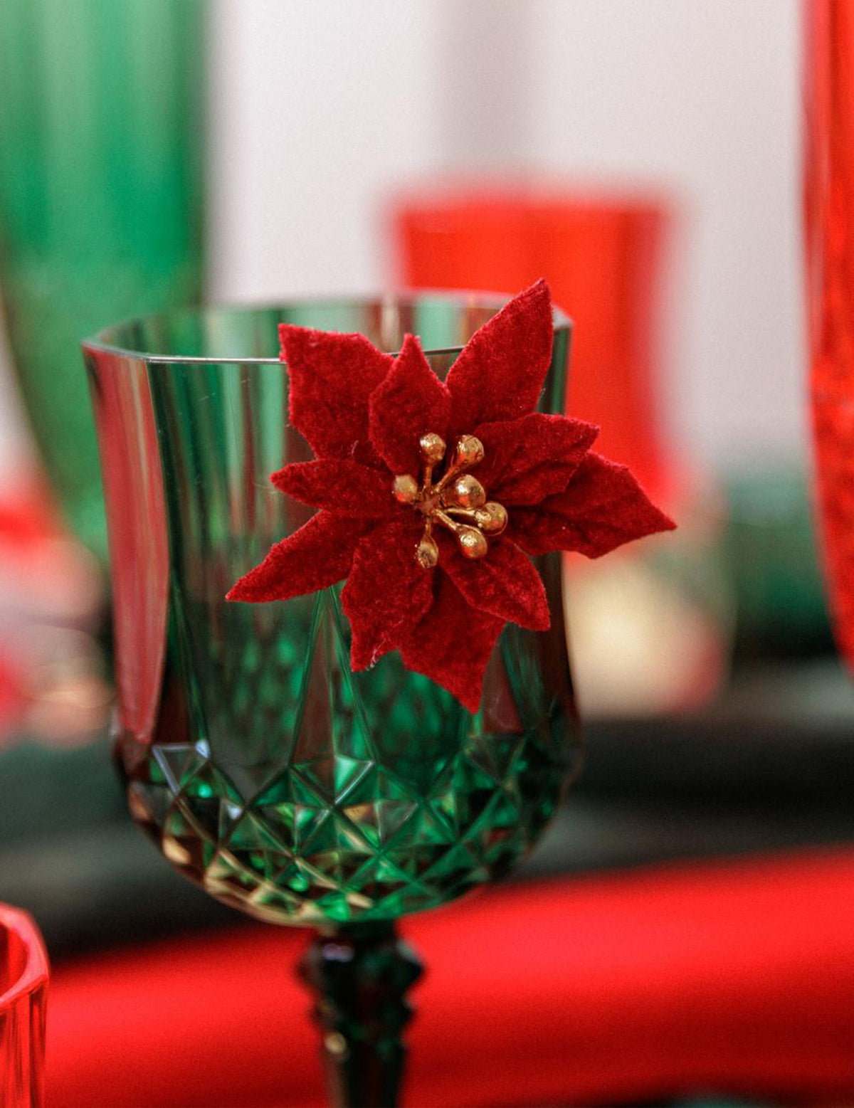 6 zelfklevende poinsettia bloemen van fluweel rood en goud 5,5 cm