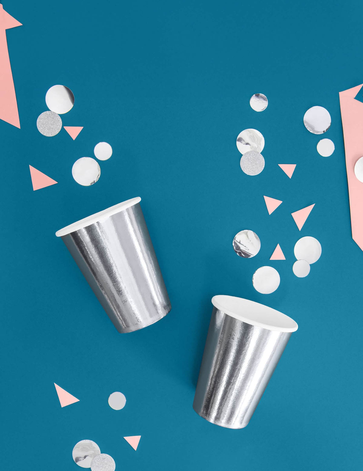 Mise en situation vue de dessus avec confettis des gobelets argentés pour fête