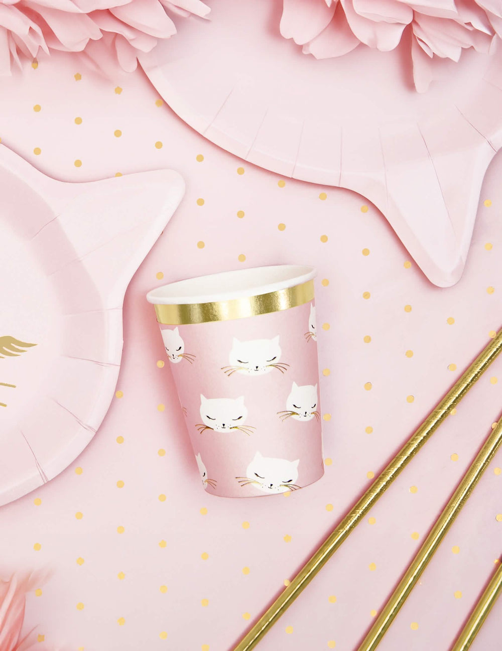 Mise en situation du décor de fête des gobelets en carton chaton