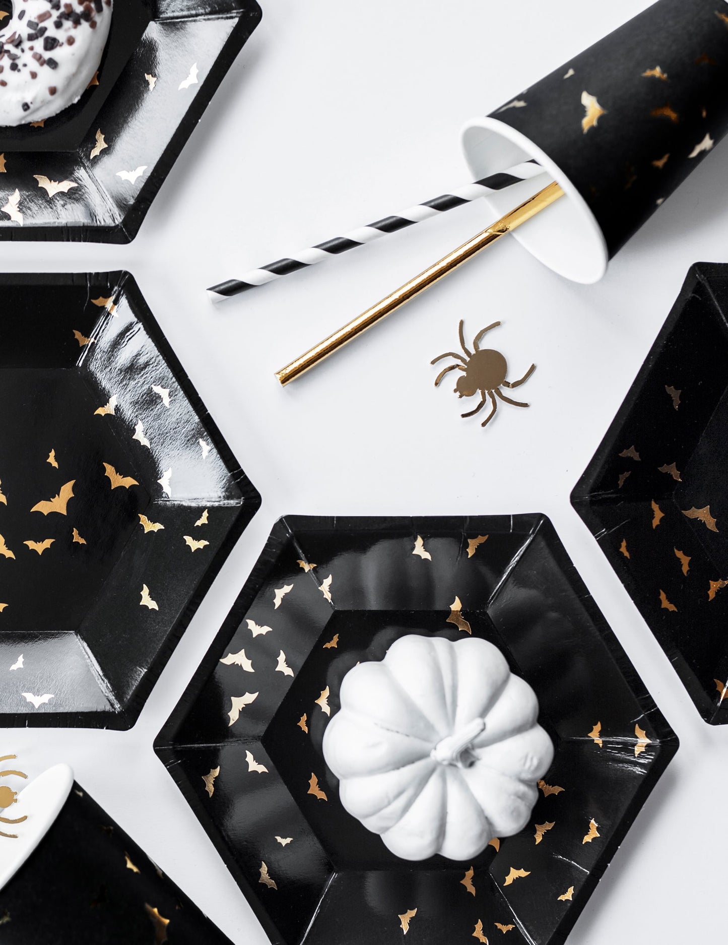 Vue de dessus de la décoration de table avec les gobelets en carton chauve-souris pour Halloween