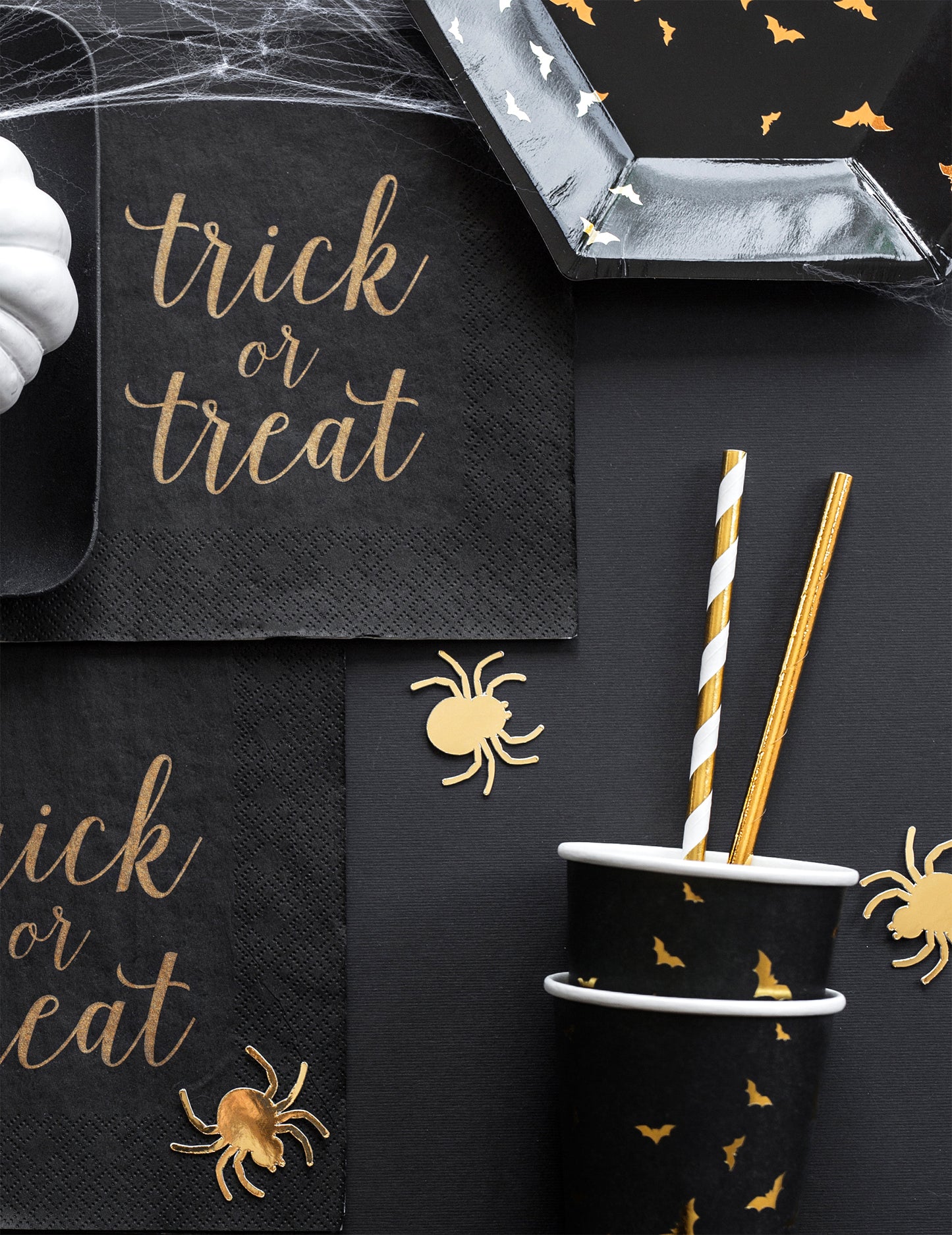 Détail des serviettes et pailles avec les gobelets en carton chauve-souris pour Halloween