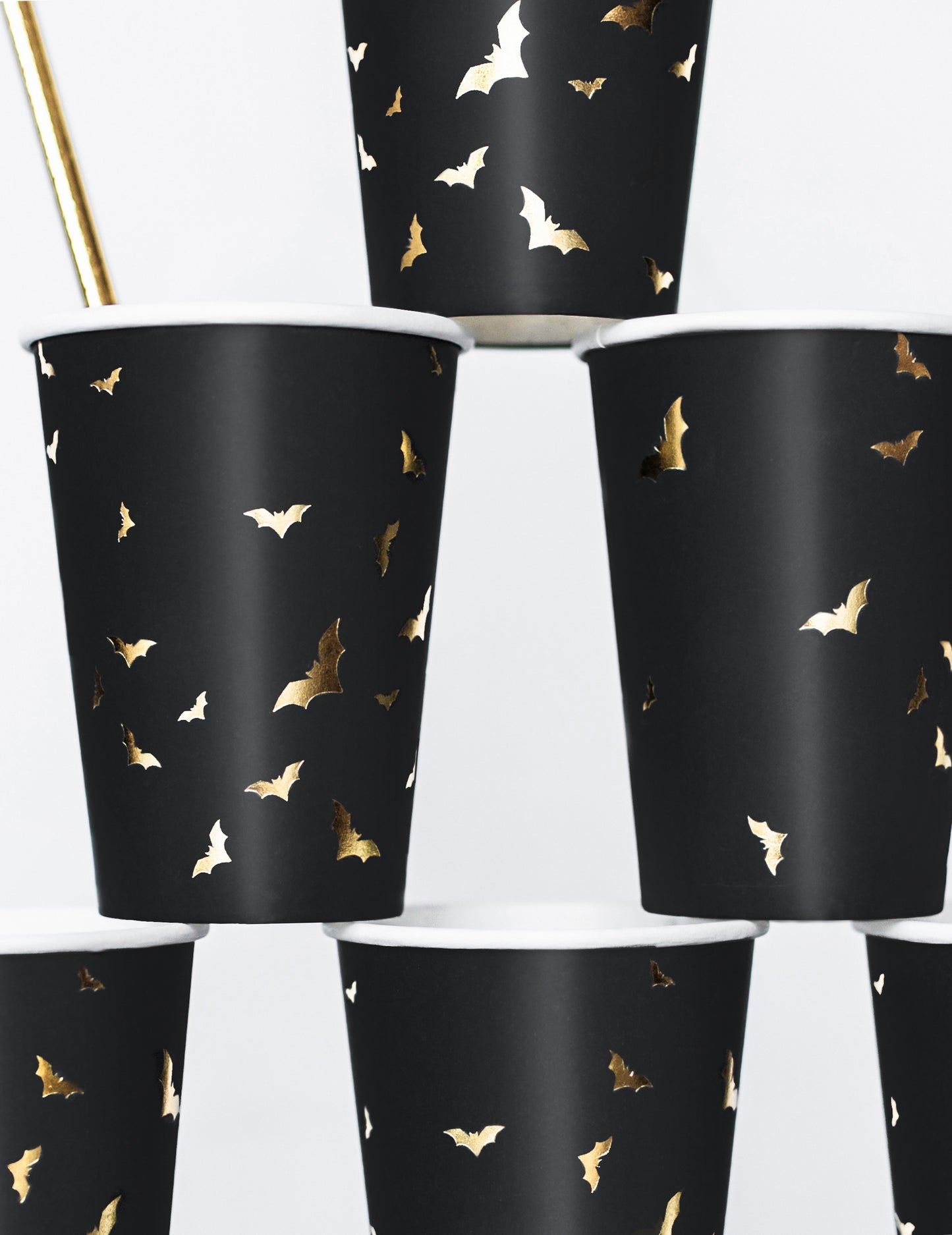 Empilement des gobelets en carton chauve-souris pour Halloween