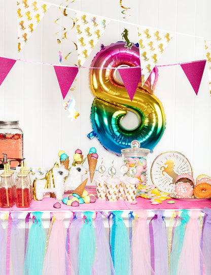 Mise en scène de buffet de fête des gobelets en carton Licorne Holo