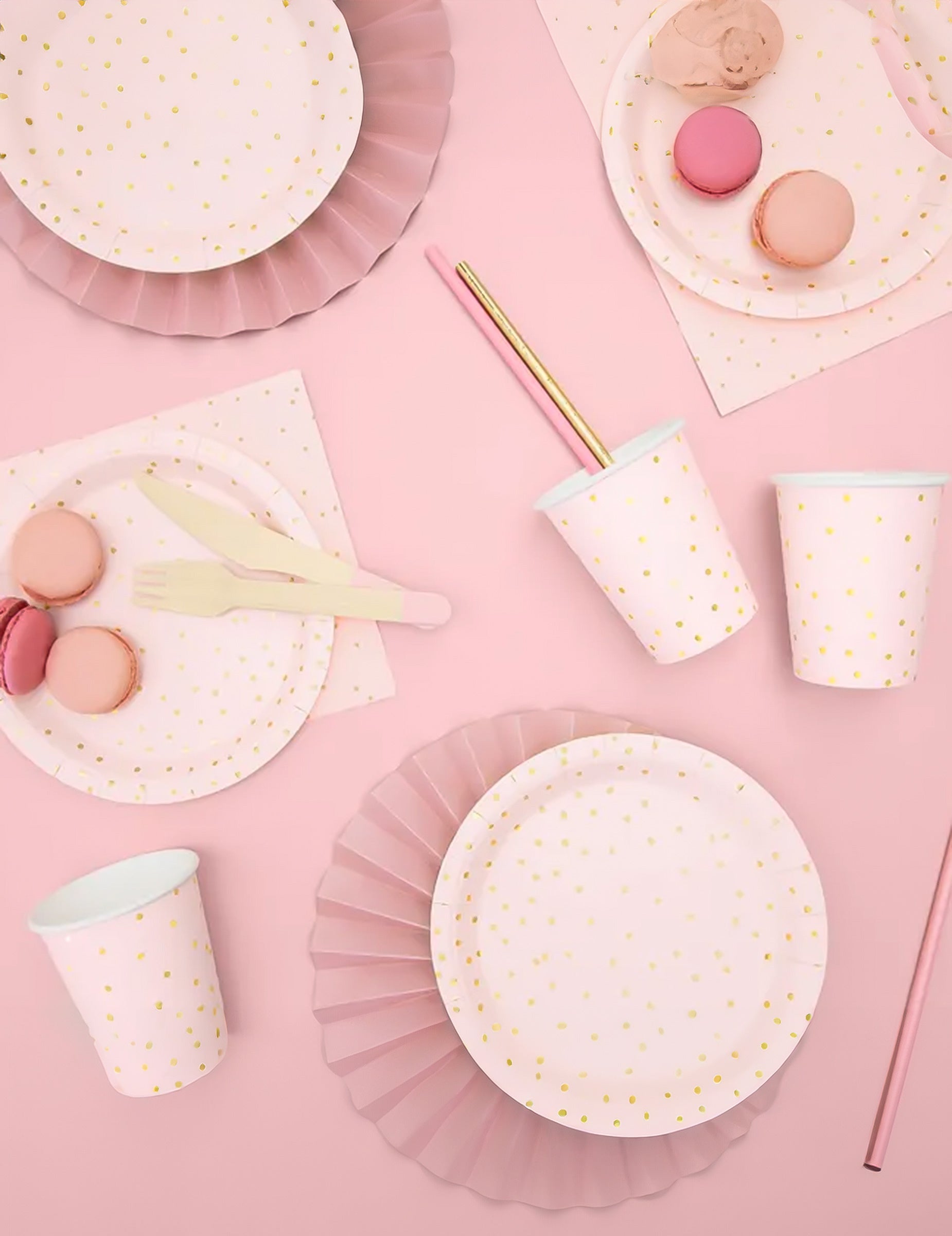 Mise en situation festive des gobelets en carton rose pâle et pois dorés