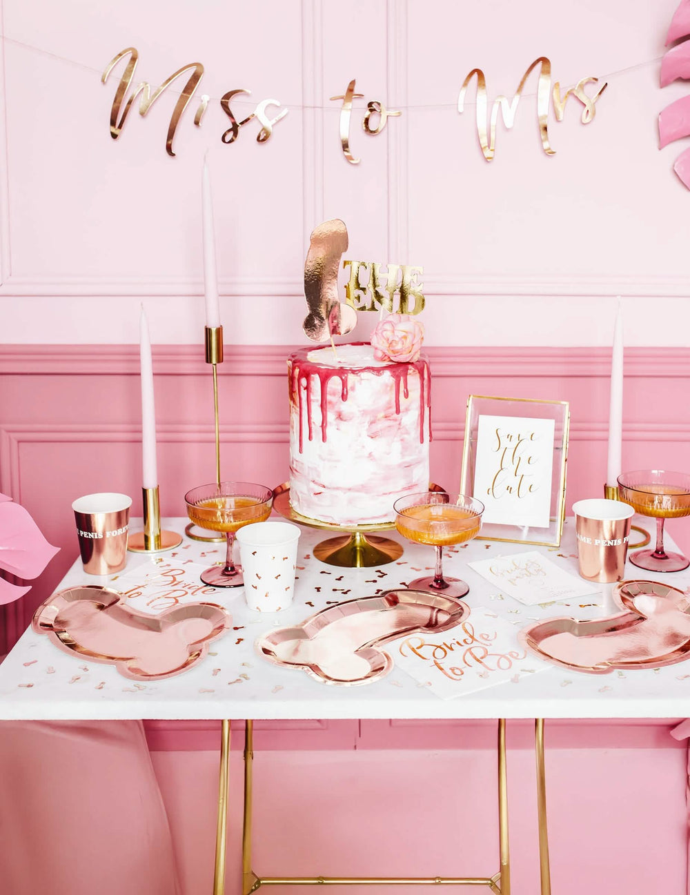 Mise en situation sur table de fête des gobelets en carton Same penis forever