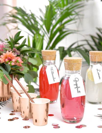 Gros plan avec pailles des gobelets rose gold pour fête rose gold métallisé