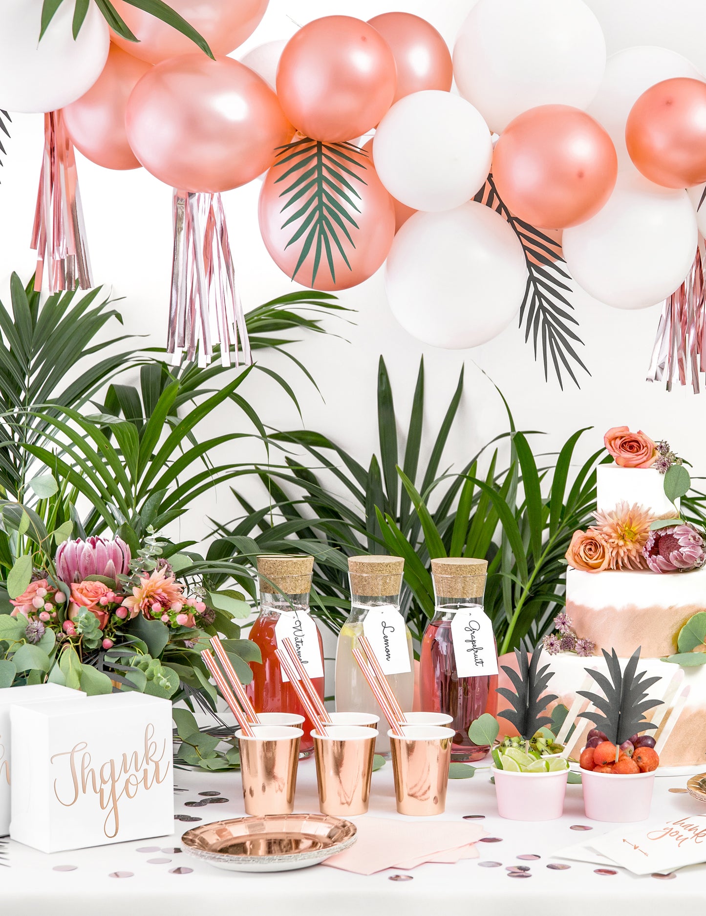 Mise en scène de buffet tropical des gobelets rose gold pour fête rose gold métallisé