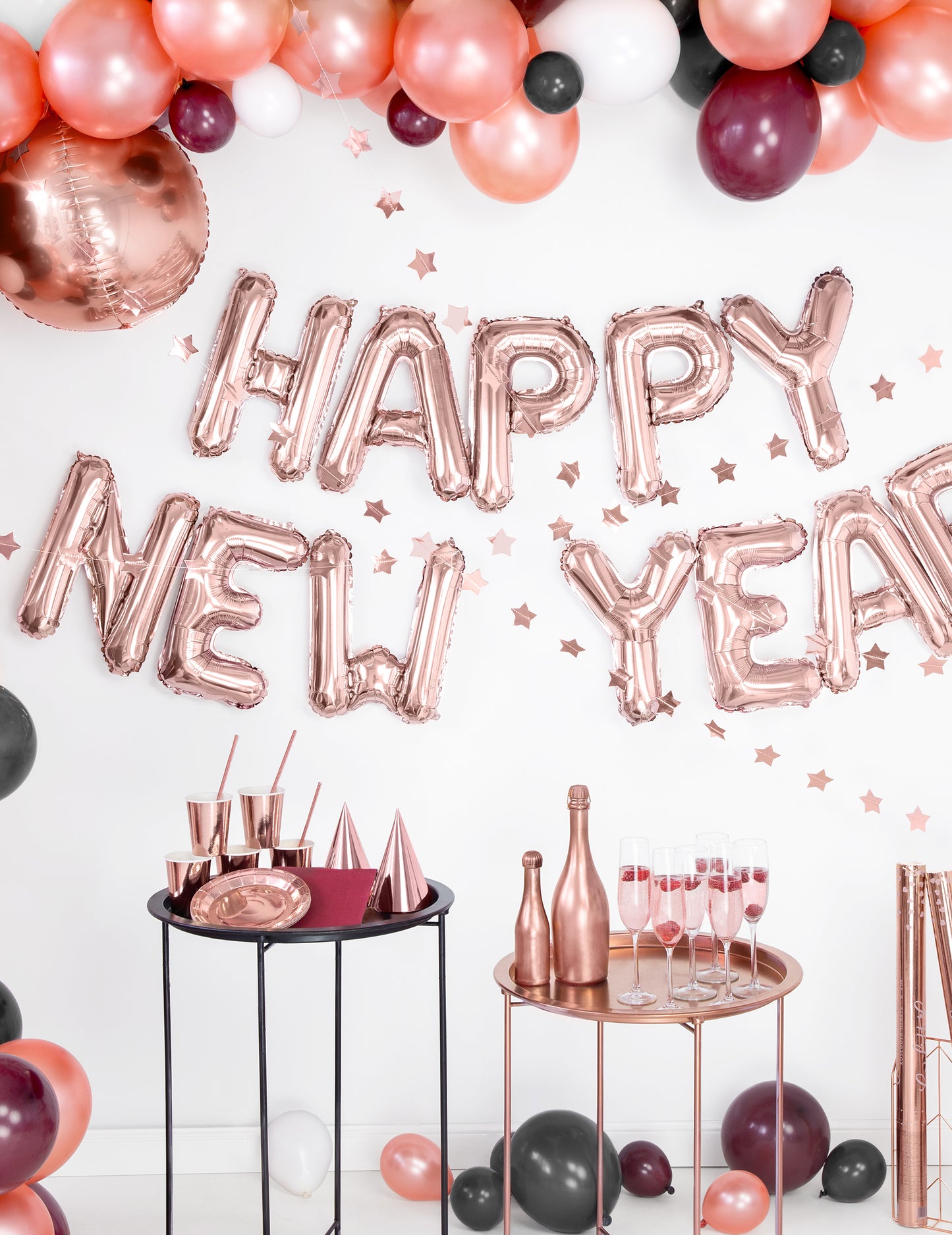 Mise en scène de fête du Nouvel An des gobelets rose gold pour fête rose gold métallisé