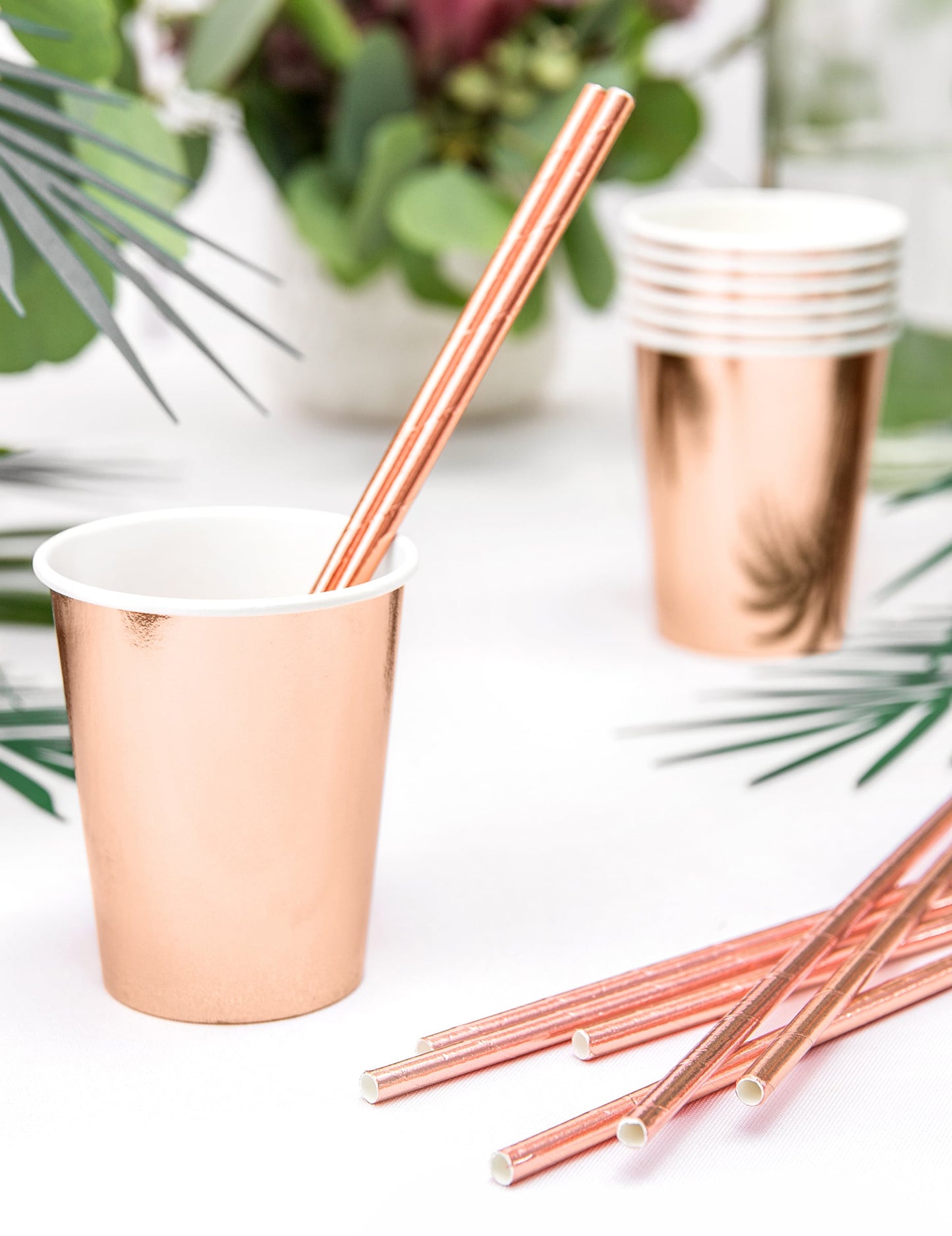 Mise en scène avec pailles des gobelets rose gold pour fête