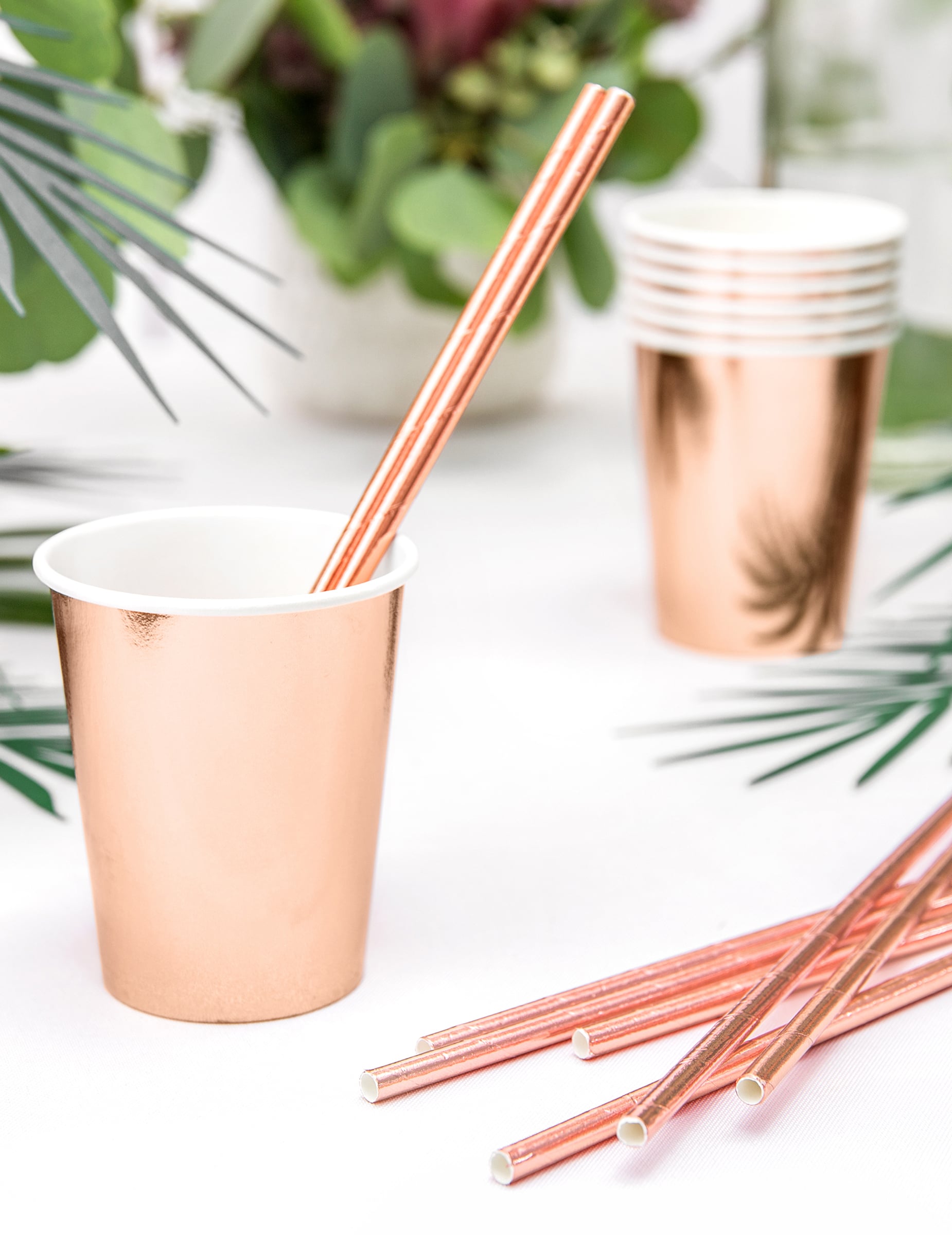 Mise en scène avec pailles des gobelets rose gold pour fête
