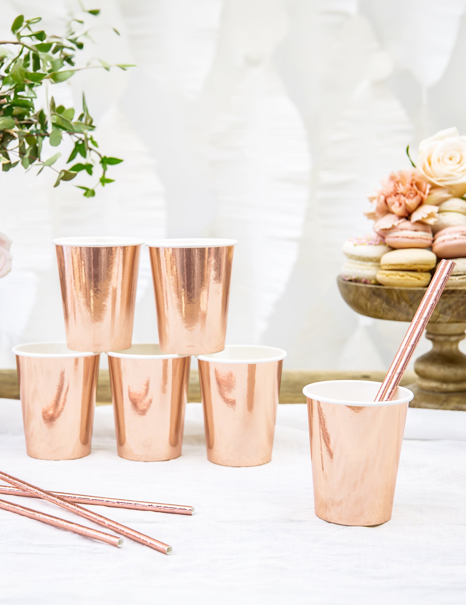 Mise en situation sur table des gobelets rose gold pour fête rose gold métallisé