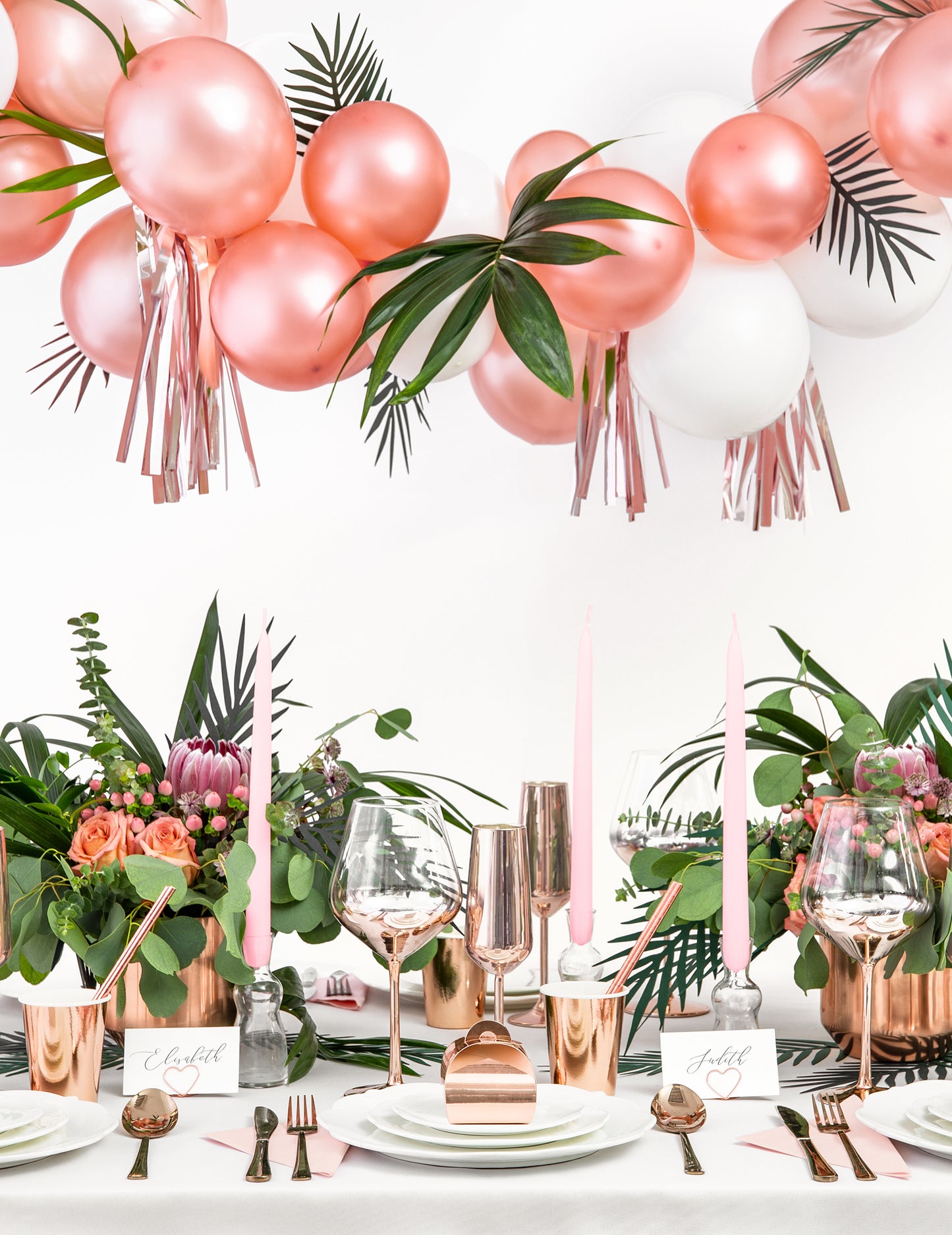 Décoration de table avec arche de ballons des gobelets rose gold pour fête rose gold métallisé