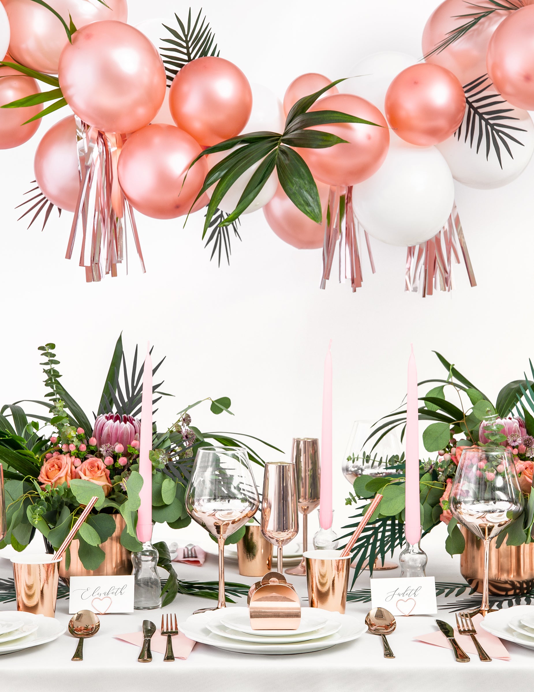 Décoration de table avec arche de ballons des gobelets rose gold pour fête rose gold métallisé