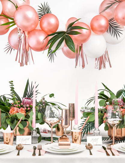 Décoration de table avec arche de ballons des gobelets rose gold pour fête rose gold métallisé