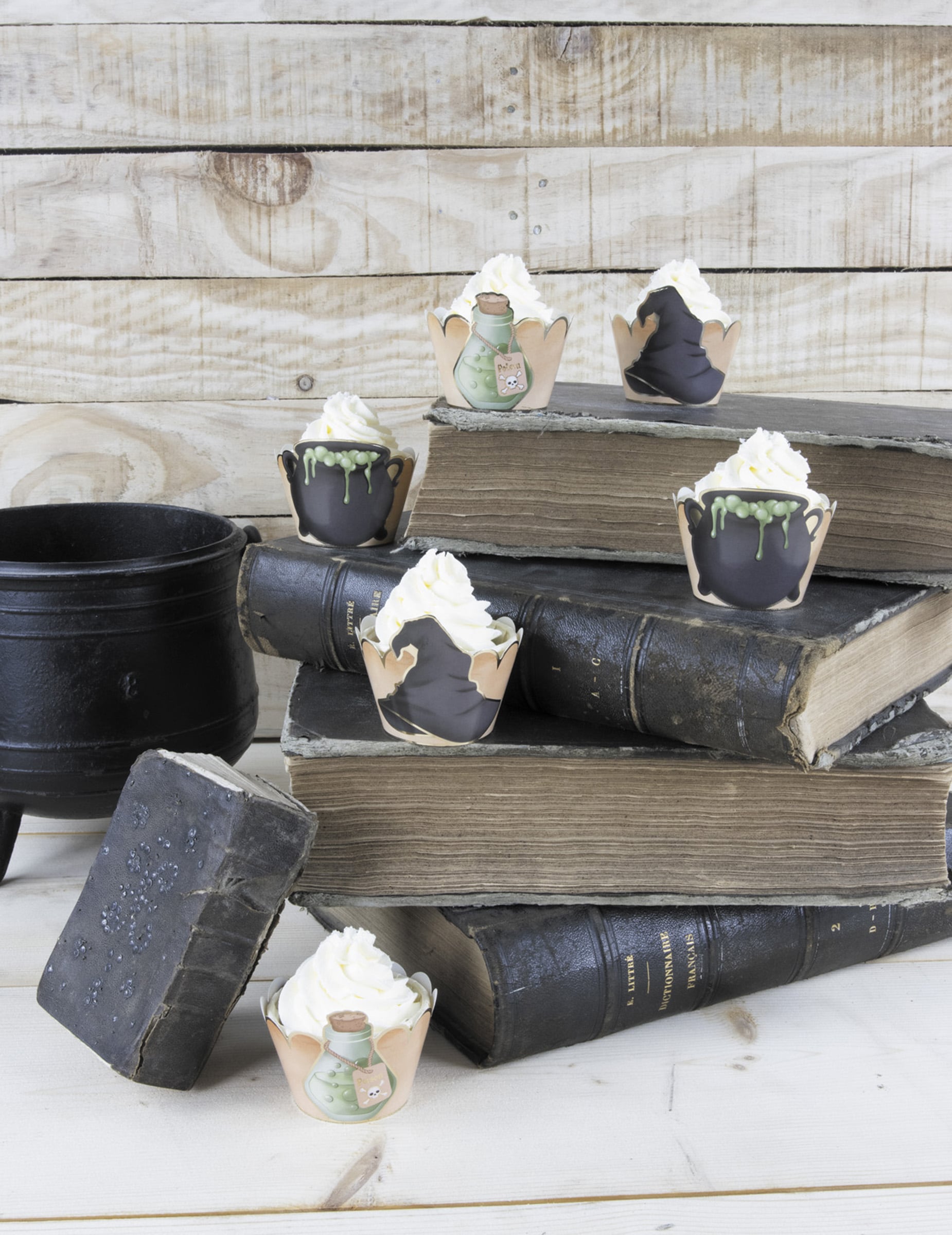Mise en scène sur des livres anciens des habillages moules à cupcake apprenti sorcier