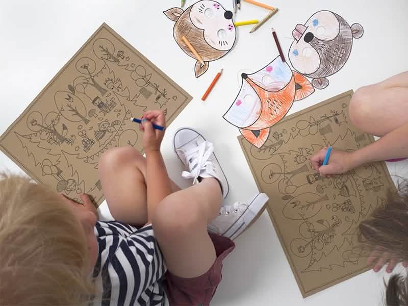 Enfants coloriant les masques à colorier Forêt pour enfant