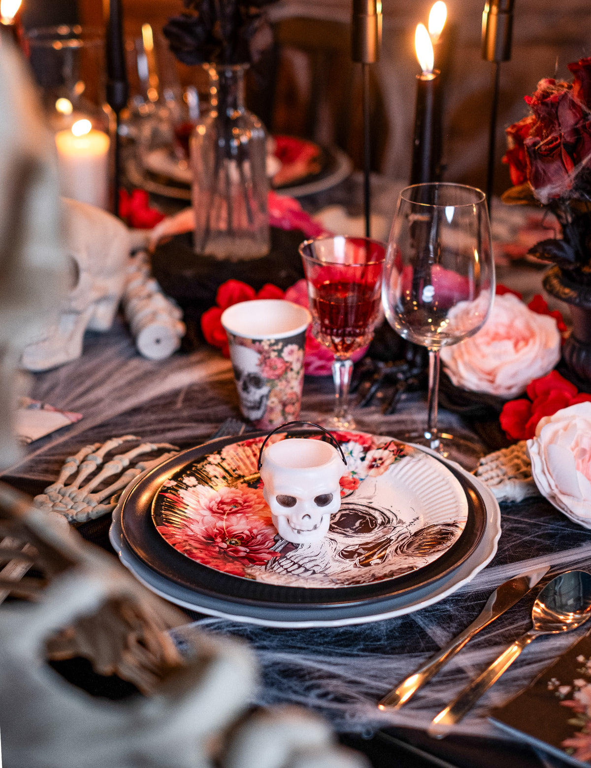 Mise en situation sur une assiette du mini seau tête de mort pour Halloween