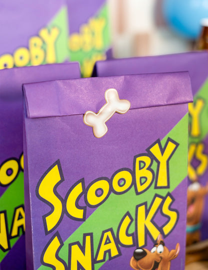 Gros plan sur l'imprimé Scooby Snacks des sacs cadeaux Scooby-Doo